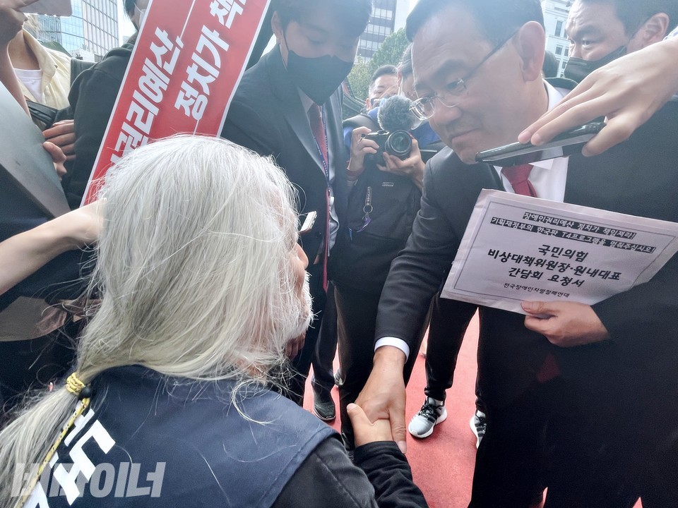 박경석 대표가 주호영 원내대표에게 면담에 응하라고 말하고 있다. 사진 하민지