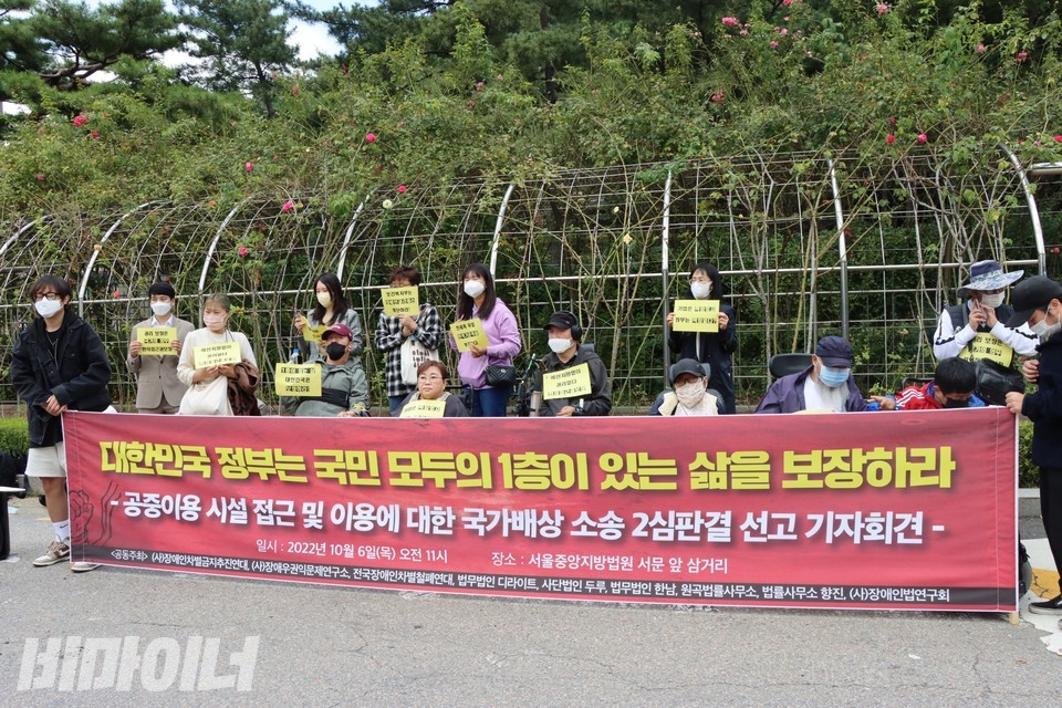 기자회견 현장. 현수막에 ‘대한민국 정부는 국민 모두의 1층이 있는 삶을 보장하라’라고 적혀 있다. 사진 하민지