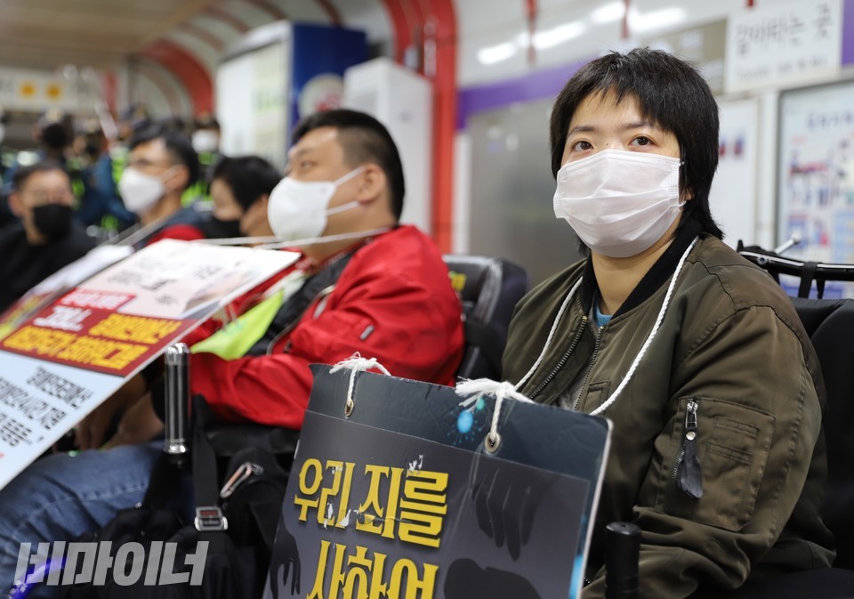 문애린 이음장애인자립생활센터 소장(사진 오른쪽)이 여의도역 지하철 선전전을 앞두고 먼 곳을 응시하고 있다. 사진 복건우