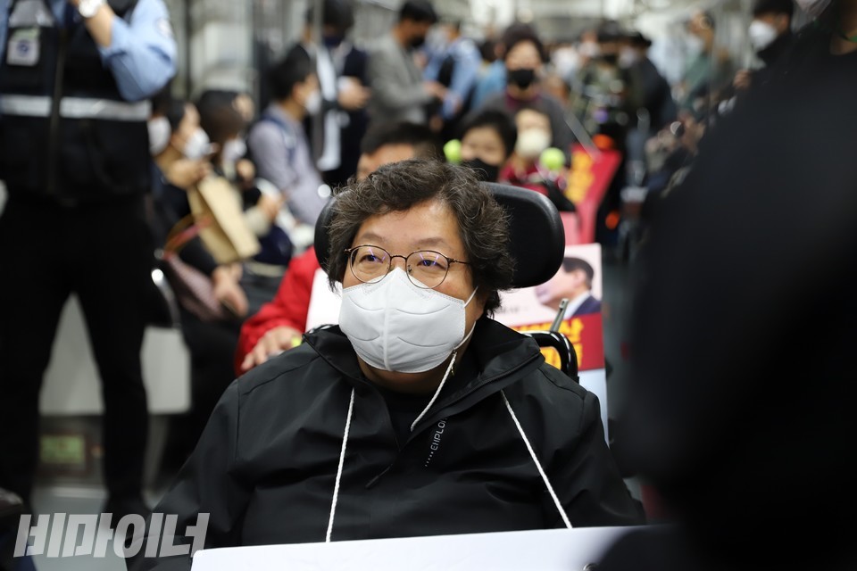 이형숙 서울시장애인자립생활센터협의회 대표가 지하철 선전전 대열의 선두에 섰다. 사진 복건우