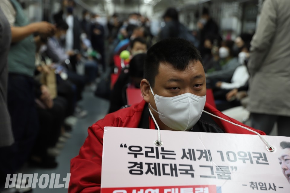 이종광 한국뇌병변장애인인권협회 경북경산지회장이 몸피켓을 입고 지하철 선전전을 하고 있다. 사진 복건우