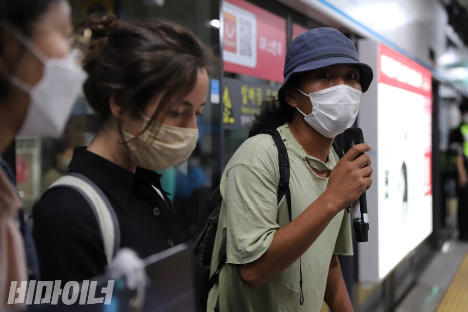 지하철 선전전을 함께하기 위해 외국에서 온 태아씨(사진 왼쪽)와 슈헤이씨(오른쪽)가 차례로 발언을 이어가고 있다. 사진 복건우