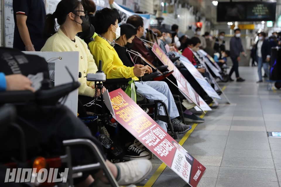 혜화역에 내린 활동가들이 기자회견을 앞두고 승강장 앞에 일렬로 늘어섰다. 사진 복건우