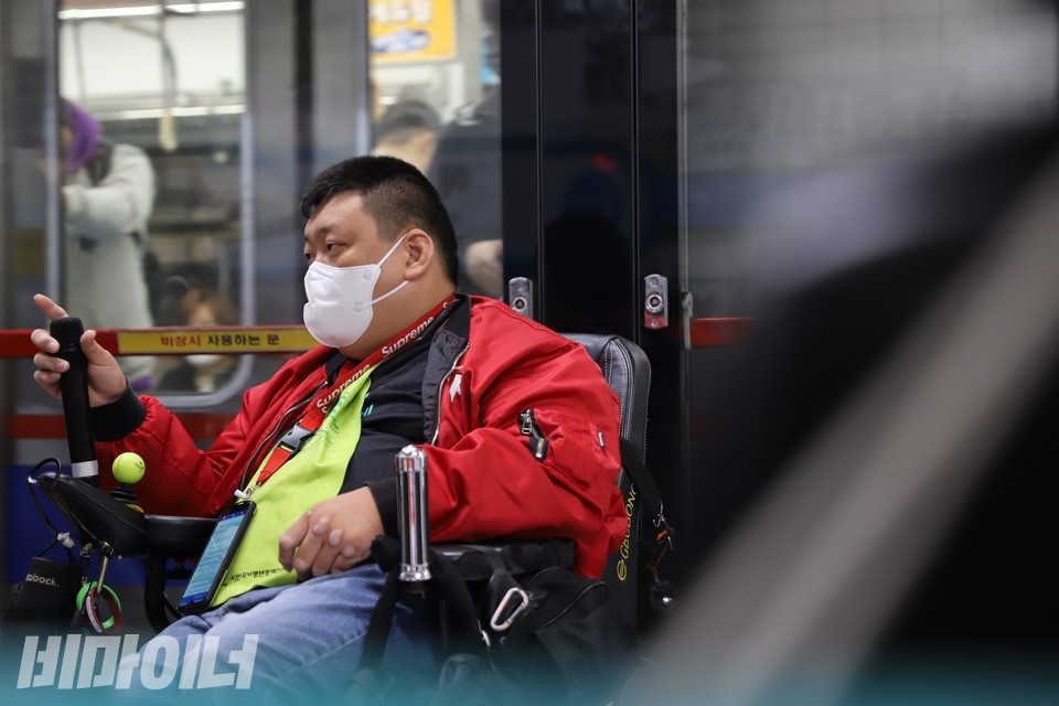 이종광 한국뇌병변장애인인권협회 경북경산지회장아 투쟁결의문 낭독을 끝낸 뒤 마이크를 넘겨주고 있다. 사진 복건우