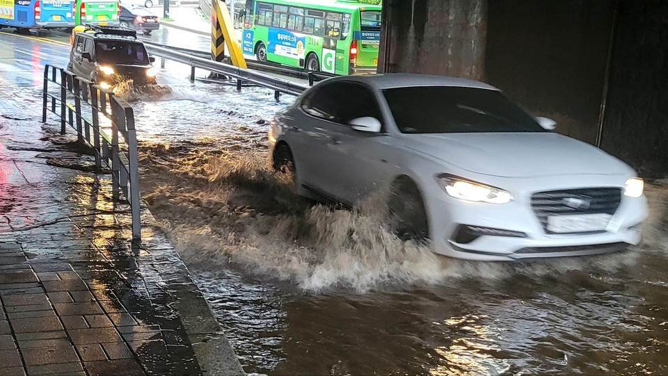 8월 8일 1호선 석계역 굴레방길 아래가 물에 잠겼다. 사진 정구준 