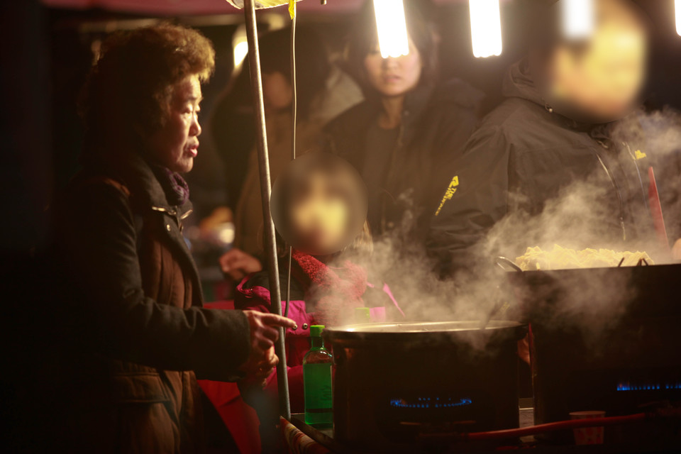 한겨울 노점상에서 어묵 등을 먹고 있는 사람들의 모습. 노점상은 추위와 싸워야 한다. 사진 최인기 