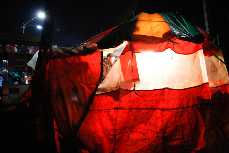 길 위의 노점상. 우리 주변에서 흔히 보던 노점상이 점차 사라지고 있다. 사진 최인기 