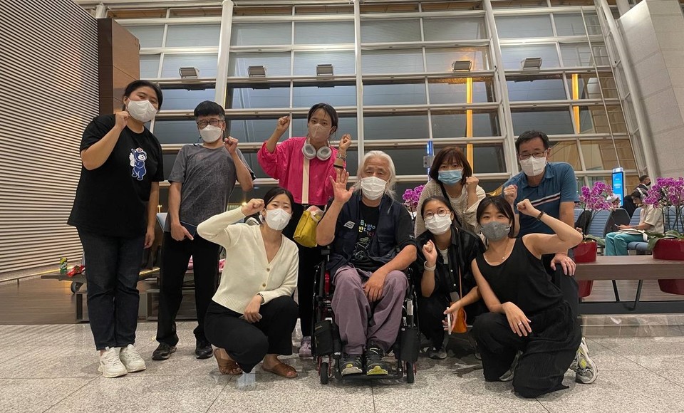 한국장애포럼 유엔심의대응단이 출발 전 공항에서 다 함께 “화이팅”을 외치고 있다. 사진 한국장애포럼