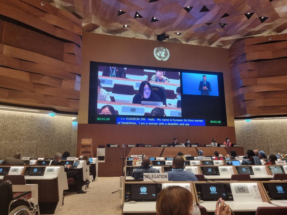 비공개 면담에서 진은선 장애여성독립생활센터 숨 소장이 탈시설을 주제로 발언하고 있다. 사진 한국장애포럼