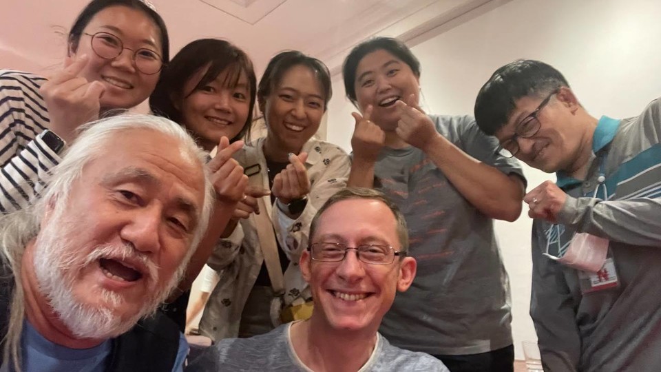 아랫줄 가운데부터 시계방향으로 스티븐 앨런 발리더티재단 대표, 박경석 한국장애포럼 공동대표, 민아영 영상활동가, 조경미 전국장애인부모연대 운영지원국장, 김수경 한국장애인자립생활센터협의회 활동가, 정다운 전국장애인차별철폐연대 정책실장, 김주현 한국뇌병변장애인인권협회 정책국장. 사진 한국장애포럼