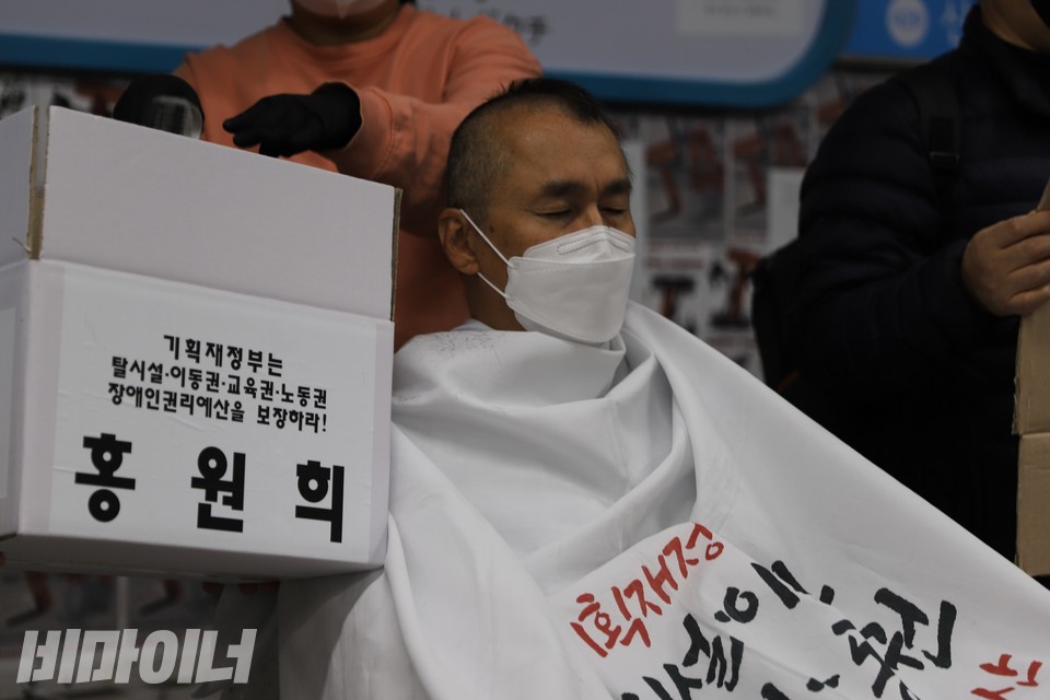 잘린 머리는 홍 활동가의 이름이 적힌 삭발함에 담긴다. 사진 복건우