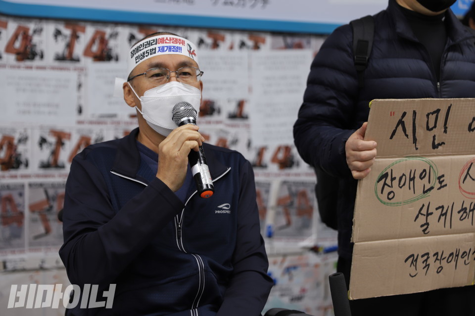 홍 활동가가 삭발을 마친 뒤 발언을 이어가고 있다. 사진 복건우