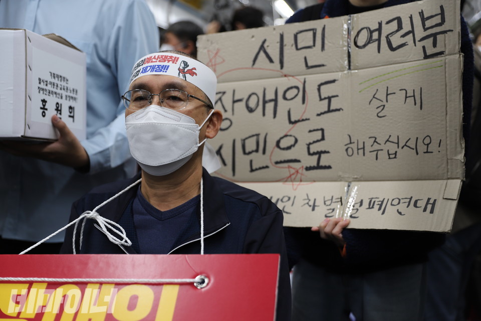 몸피켓을 입은 홍 활동가가 한성대입구역으로 향하는 4호선 지하철을 타고 선전전을 이어가고 있다. 사진 복건우