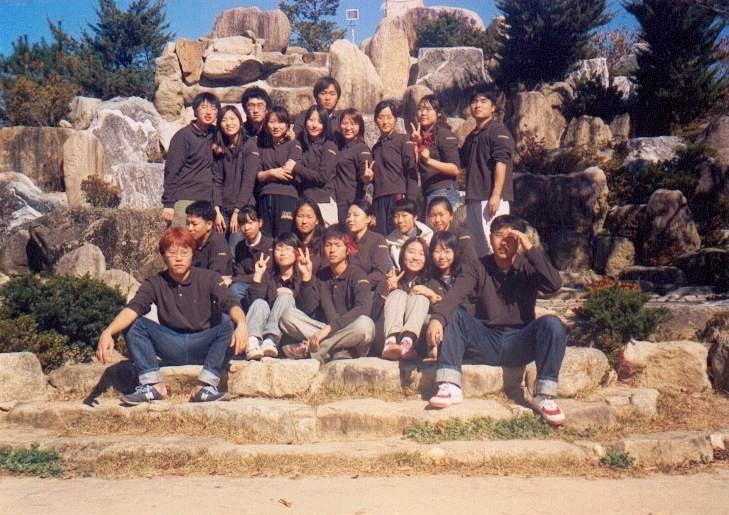 대학교에 입학한 2003년, 가을 동기 엠티(MT) 사진. 맨 아래 오른쪽 주황색 머리가 조민제 활동가다. 사진 제공 조민제 