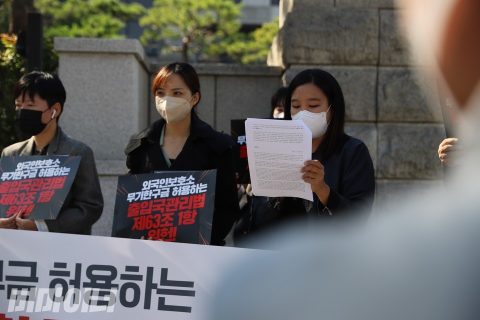 김연주 난민인권네트워크 변호사(사진 오른쪽)가 외국인보호소 구금 피해자 사다르 씨의 발언을 대독하고 있다. 사진 복건우