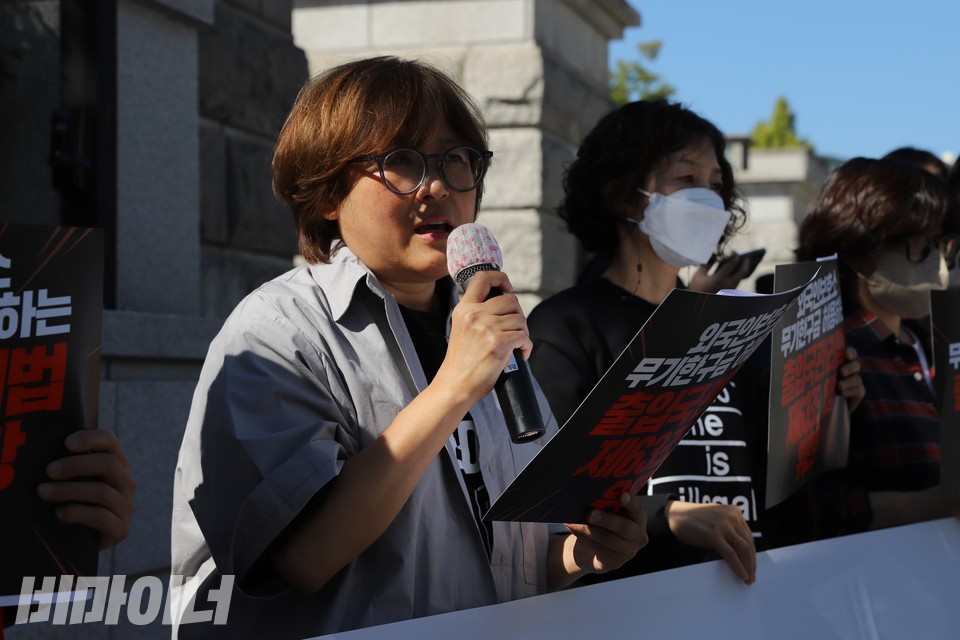심아정 화성외국인보호소 방문시민모임 마중 활동가는 외국인보호소 내 장기 구금이 야기하는 문제점을 지적하며 출입국관리법 개정을 강하게 촉구했다. 사진 복건우