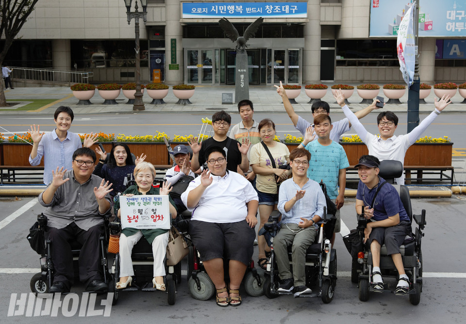 420장애인차별철폐대구투쟁연대는 2018년 6월 18일부터 대구시청 앞에서 대구시립희망원 탈시설-자립생활 지원을 요구하며 농성에 돌입했다. 이 농성은 152일간 이어졌다. 사진은 농성 50일째인 2018년 8월 6일의 모습. 사진 비마이너DB 