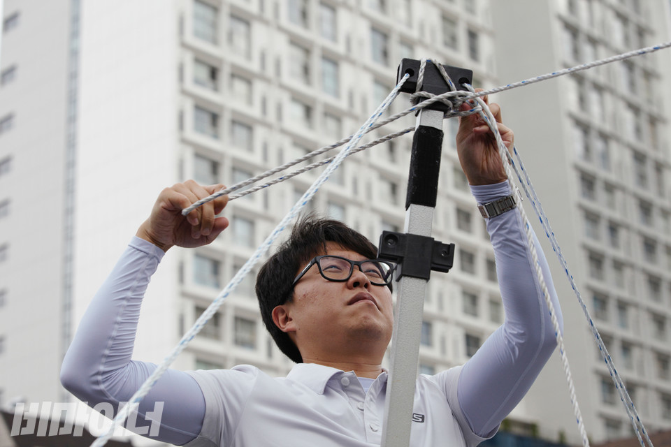 대구시청 앞 농성 50일째인 2018년 8월 6일, 조민제 활동가가 농성장 천막 끈을 단단히 매고 있다. 사진 비마이너DB