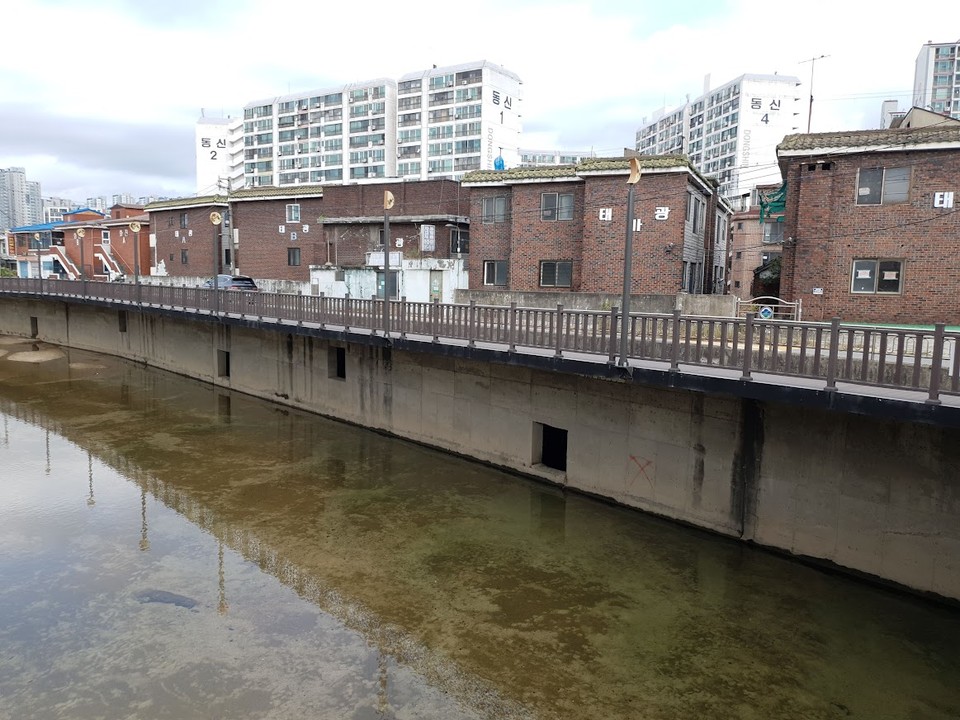 우이천변을 따라 다세대 빌라들이 있고, 안쪽으로는 단독주택들이 있는 월계동 재건축구역 모습. 사진 이원호