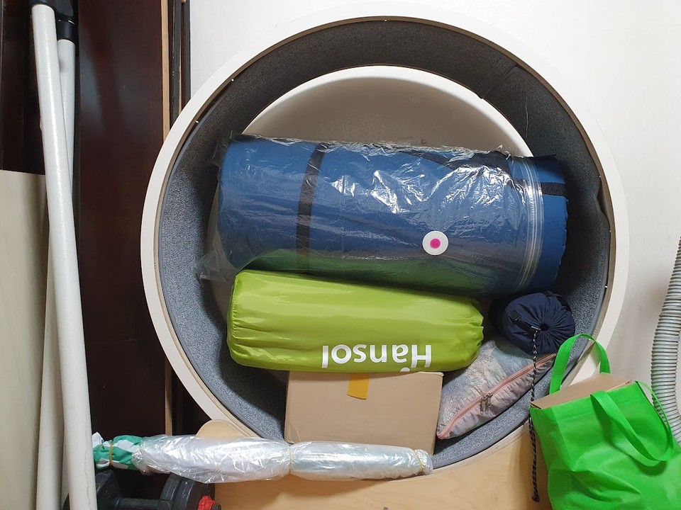 월계동 철거민 신 씨는 다가올 명도 집행을 대비해, 방 한쪽에 침낭과 텐트를 준비해 두고 있다. 사진 이원호