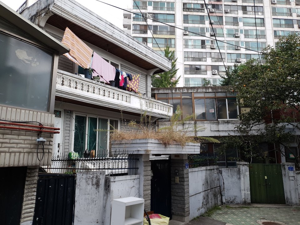 월계동 철거민 신 씨가 살고 있는 2층 집. 아들 두 명과 함께 살던 신 씨는 SH전세임대주택 제도로 지원받은 7천만 원에 자신의 돈을 조금 보태 9년째 전세로 이곳에 살고 있다. 사진 이원호