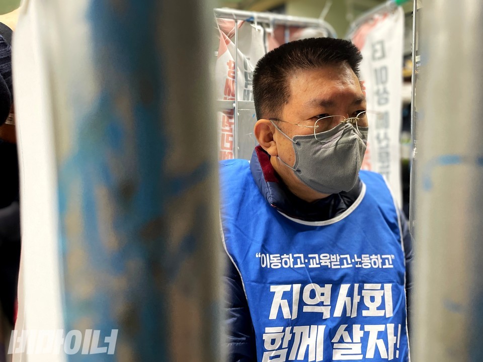 철장 안에 있는 권달주 전장연 대표. 사진 하민지