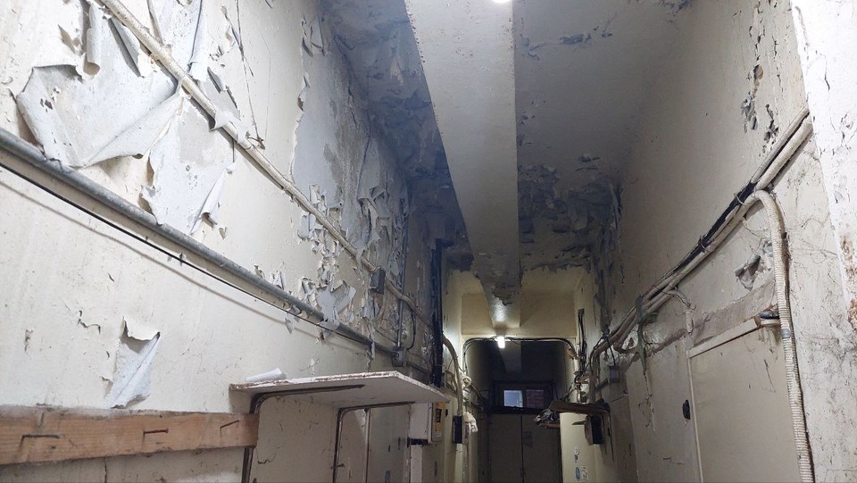 동자동 윤용주 님 이야기한, 전에 살았던 지하층 쪽방 내부. 습기로 쪽방 복도의 벽지와 페인트가 떨어져 나갔다. 사진 이동현