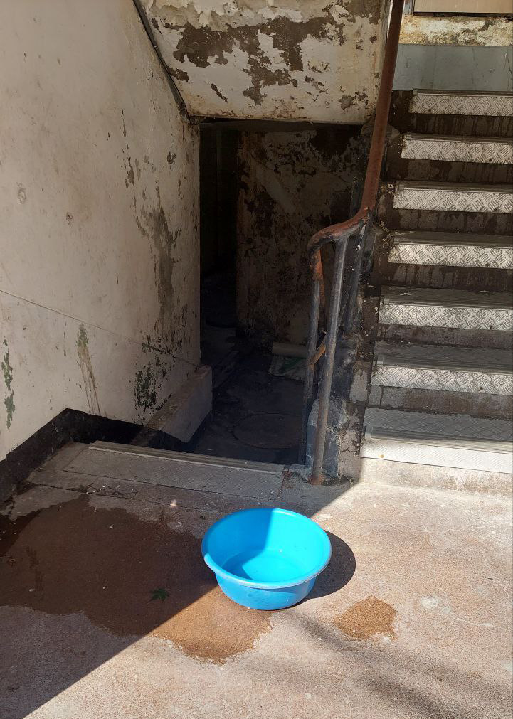 동자동 윤용주 님 이야기한, 전에 살았던 지하층 쪽방 내부. 빗물을 머금은 벽체는 햇빛이 쨍쨍한 맑은 날에도 물을 떨군다. 사진 이동현