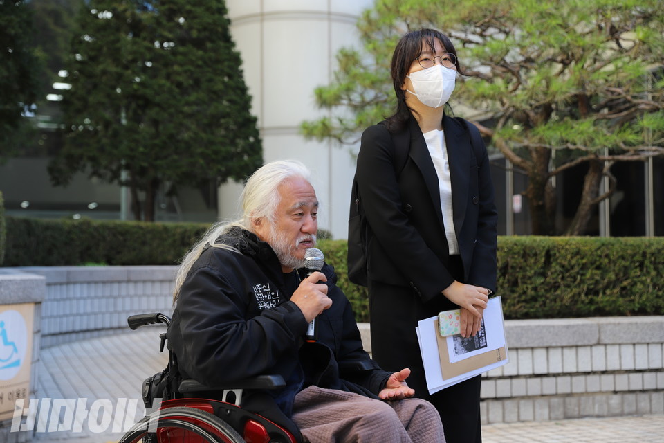 1심 선고가 끝난 뒤 서울중앙지법 앞에서 기자들과 만난 박경석 대표(사진 왼쪽)와 김두나 공익인권변호사모임 희망을만드는법 변호사(오른쪽). 박 대표는 1심 선고에 불복해 항소할 계획이다. 사진 복건우