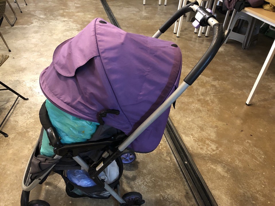 홈리스들은 생활에 필요한 기본 짐을 캐리어나 유아차 등에 넣어 다닌다. 이를 보관할 수 있는 편의가 제공된다면 생활은 조금 나아질 뿐 아니라 갑작스러운 날씨 변화에 대응하기도 쉬울 것이다. 사진 명숙 