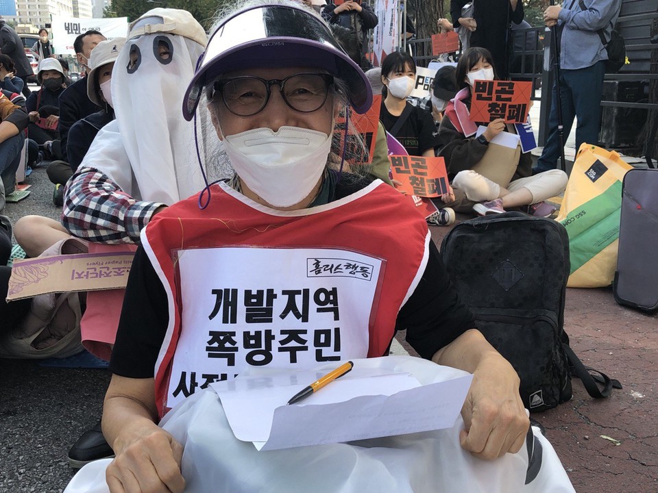 로즈마리 씨는 홈리스들의 목소리를 내는 데 열심이다. ‘빈곤철폐의 날’ 행진에서 발언할 내용을 정리하고 있는 로즈마리 씨. 사진 명숙