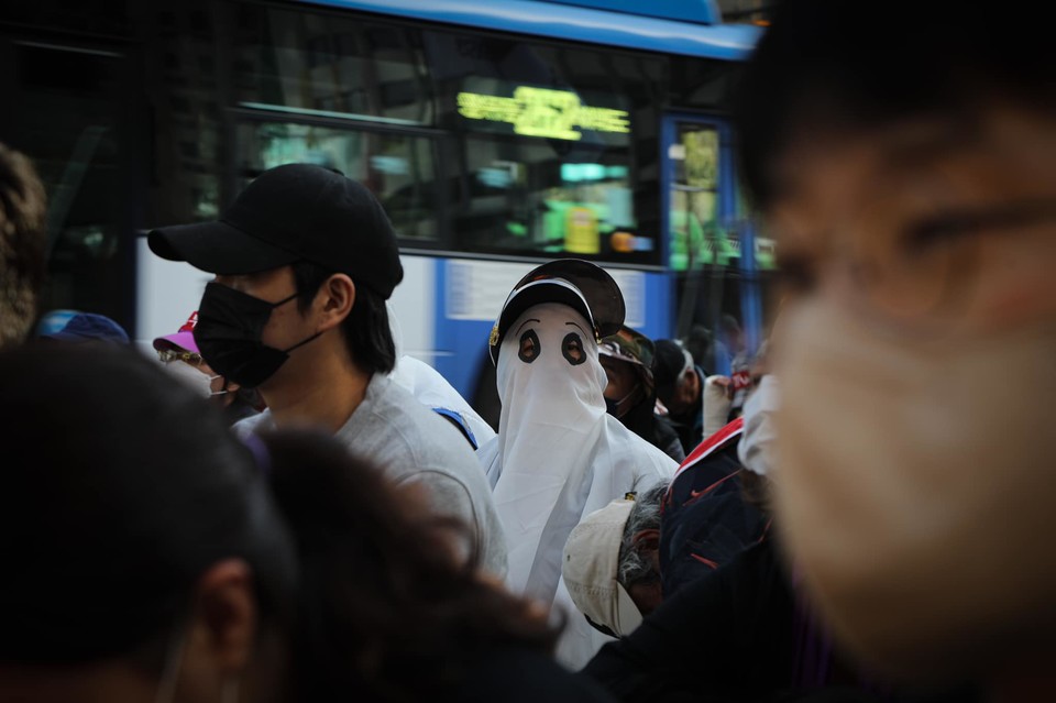‘빈곤철폐의 날’ 행진에서 홈리스행동과 아랫마을홈리스야학 학생들이 유령 복장을 하고 행진하고 있다. 집이 없는 사람들은 유령 취급하는 한국 사회에서 홈리스의 삶은 고달프다. 사진 서재현 