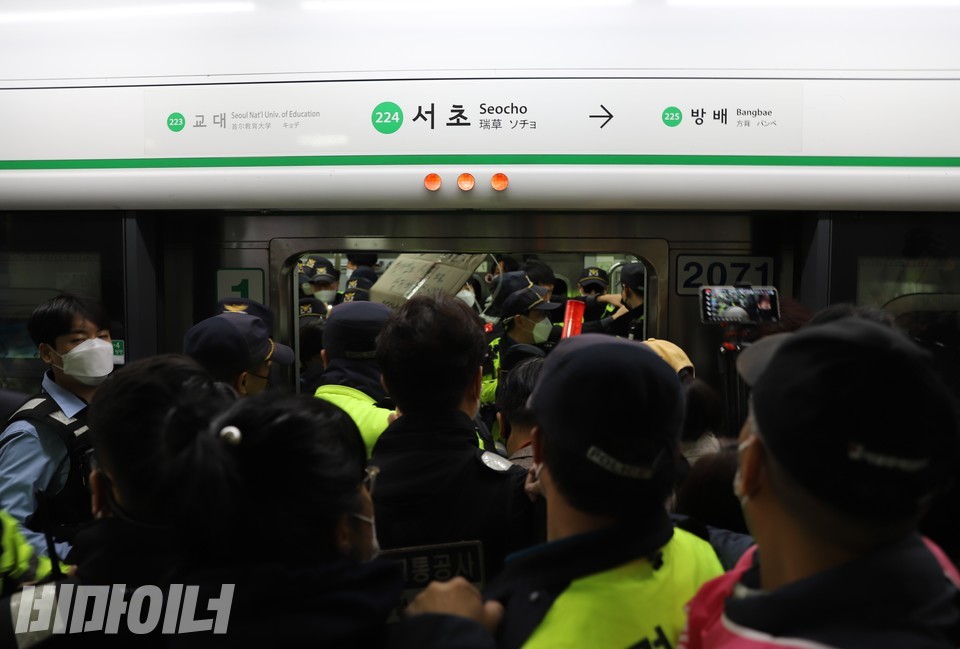 서초역에서 연착 시위가 진행되자, 경찰들은 휠체어를 탄 박 대표를 출입문 밖으로 끌어내려 활동가들과 실랑이를 벌였다. 사진 복건우