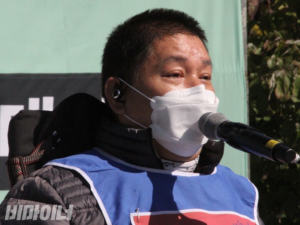 발언하는 최용기 한자협 회장. 사진 하민지