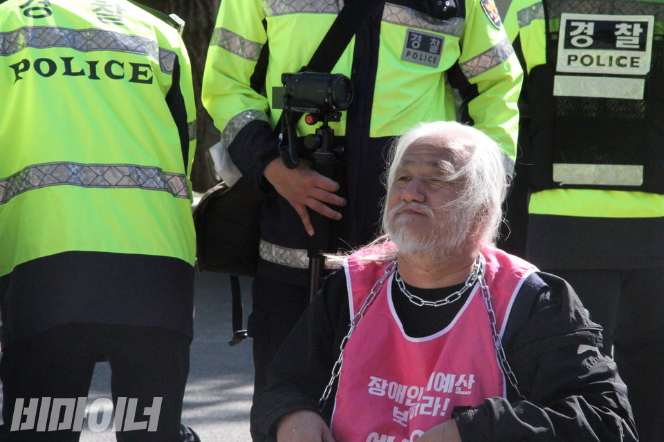박경석 전장야협 이사장은 쇠사슬을 두르고 결의대회에 참석했다. 사진 하민지