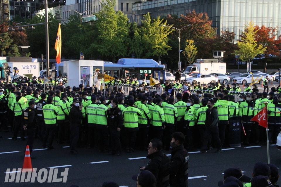 활동가들이 의사당대로를 점거하자 이를 막아선 경찰들. 야마가타트윅스터가 하얀 트럭 안에서 노래하고 있다. 사진 하민지