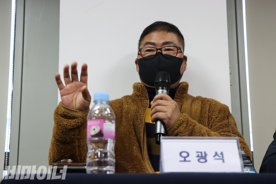 오광석 씨가 기자회견에서 소회를 밝히고 있다. 그는 기자와 만나 “선감학원에서 당한 구타와 폭력으로 지금까지 몸과 마음이 아프다”고 말했다. 사진 강혜민
