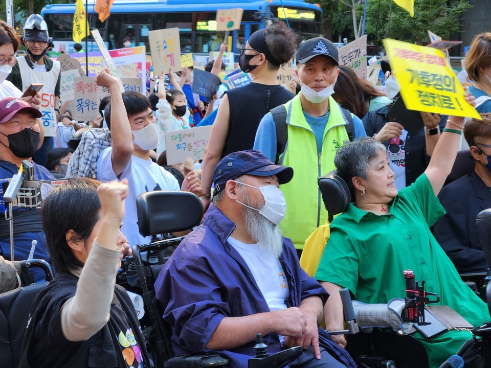 9·24 기후정의행진에 참여한 전국장애인차별철폐연대 활동가들. 사진 전국장애인차별철폐연대 