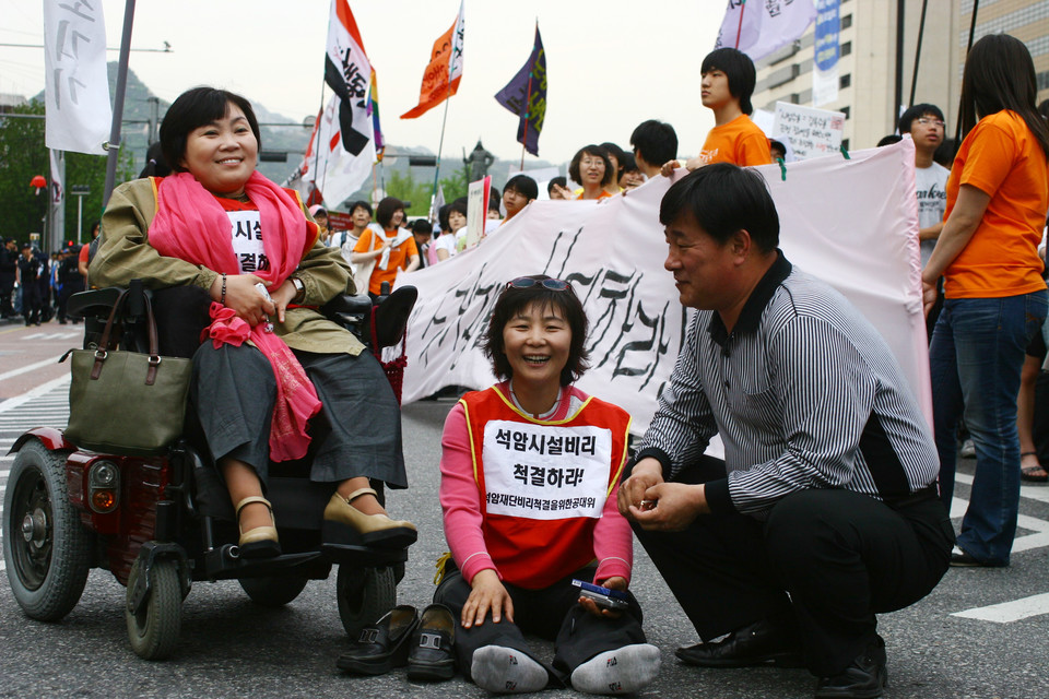 2008년 장애계는 시설 인권침해가 발생한 석암재단(현 프리웰)에 대응하기 위해 ‘석암재단 비리 척결을 위한 공대위’를 꾸렸다. 왼쪽에는 박김영희 현 장애인차별금지추진연대 대표, 오른쪽에는 윤종술 현 전국장애인부모연대 회장이 있다. 사진 전진호