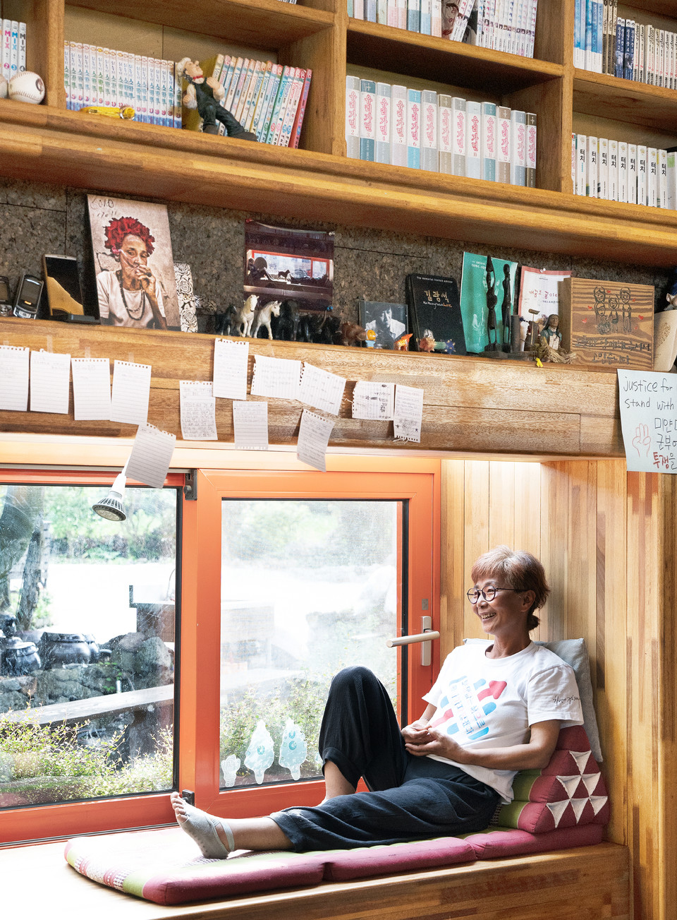 지난 7월, 삼달다방에서 휴식을 취하고 있는 박옥순 활동가. 책장에는 그가 좋아하는 만화책이 꽂혀 있다. 사진 현다혜