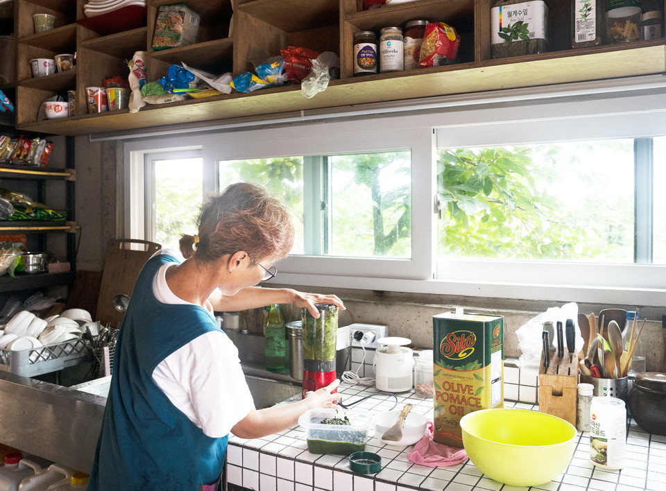 박옥순 활동가가 삼달다방 주방에서 음식을 만들고 있다. 사진 현다혜 