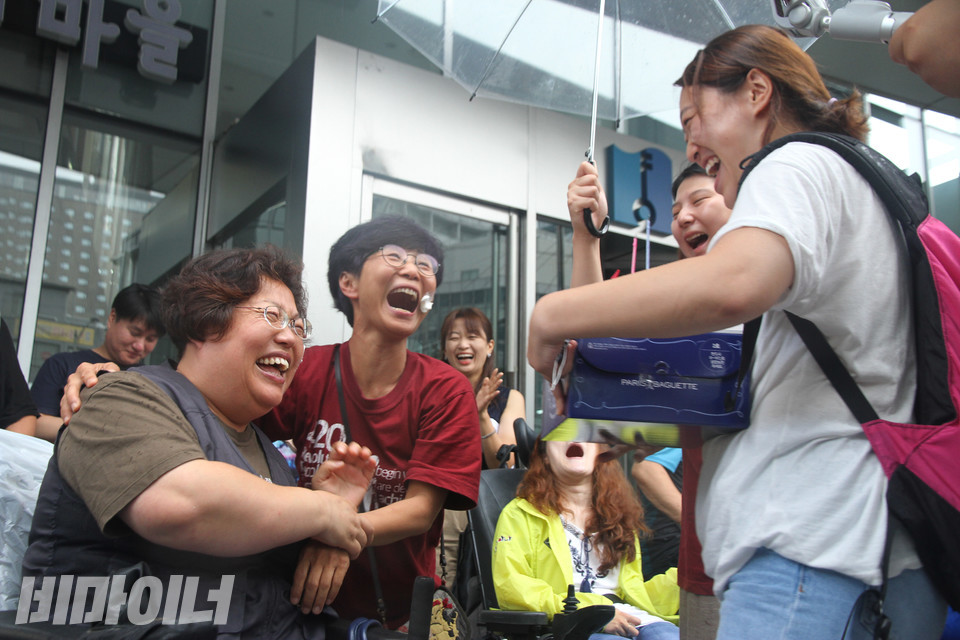 2017년 7월, 박옥순 활동가는 장애인운동을 하다가 쌓인 벌금에 저항하며 당시 이형숙 활동가 등과 함께 노역 투쟁에 나섰다. 이들은 서울구치소에서 8일간 노역 투쟁을 했다. 이후 구치소 내에서 벌어진 반인권적 처우를 국가인권위원회에 진정하는 기자회견을 마친 후, 전장연 활동가들이 그의 출소를 환영하며 케익을 전하고 있다. 사진 강혜민 