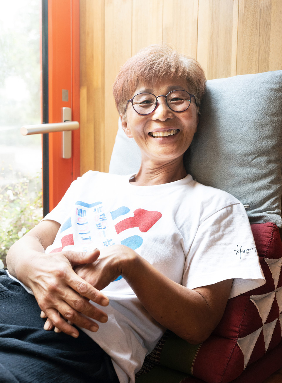 박옥순 활동가가 활짝 웃고 있다. 그의 티셔츠에는 ‘투쟁 없는 삶으로 돌아가지 않겠다’고 적혀 있다. 사진 현다혜