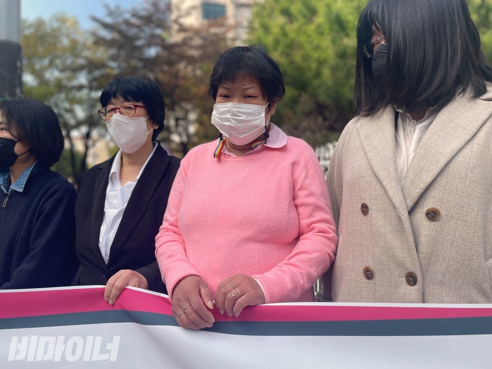 왕 씨는 분홍색 스웨터를 입고 기자회견에 참여했다. 사진 하민지