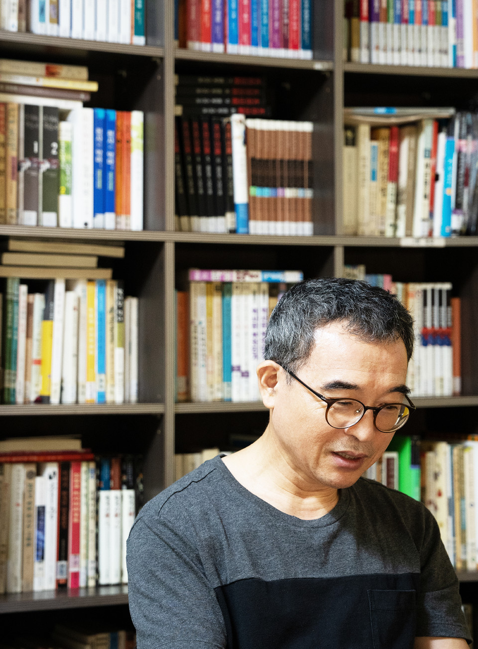 지난 8월 16일, 인천 민들레장애인야학에서 인터뷰를 하고 있는 문상민 활동가. 뒤에 책장에는 책이 빼곡하다. 사진 현다혜 