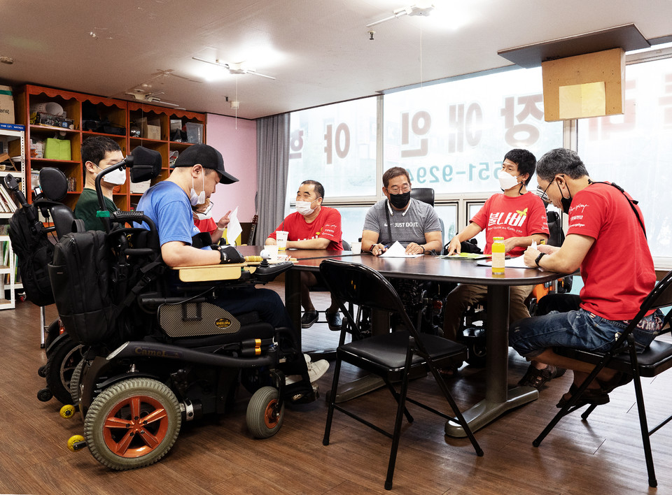 지난 8월 25일, 문상민 활동가(맨 오른쪽)가 인천 민들레장애인야학에서 불나비 회원들과 함께 장애인운동 세미나를 하고 있다. 세미나는 2주에 한 번씩 이뤄진다. 사진 현다혜 