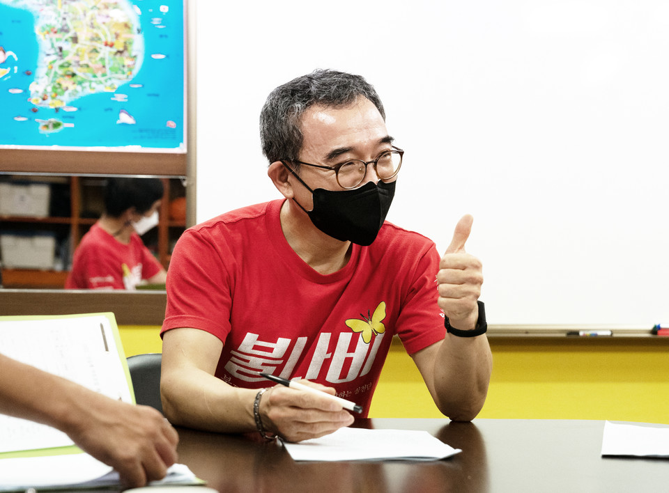 지난 8월 25일, 문상민 활동가가 인천 민들레(민들레장애인자립생활센터와 장애인야학을 통칭) ‘불나비’ 회원들과 장애인운동 세미나 중 활짝 웃으며 엄지손가락을 치켜들고 있다. 불나비는 ‘불꽃같이 나의 인권을 찾아 비상한다’는 뜻으로, 집회에서 가장 잘 싸우는 사람들 중심으로 만들어진 모임이다. 그는 빨간색 불나비 단체 티쳐스를 입고 있다. 사진 현다혜 