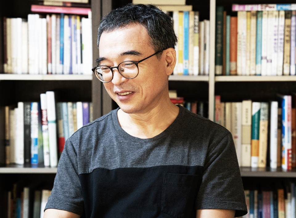 지난 8월 16일, 인천 민들레장애인야학에서 인터뷰를 하고 있는 문상민 활동가. 뒤에 책장에는 책이 빼곡하다. 사진 현다혜 