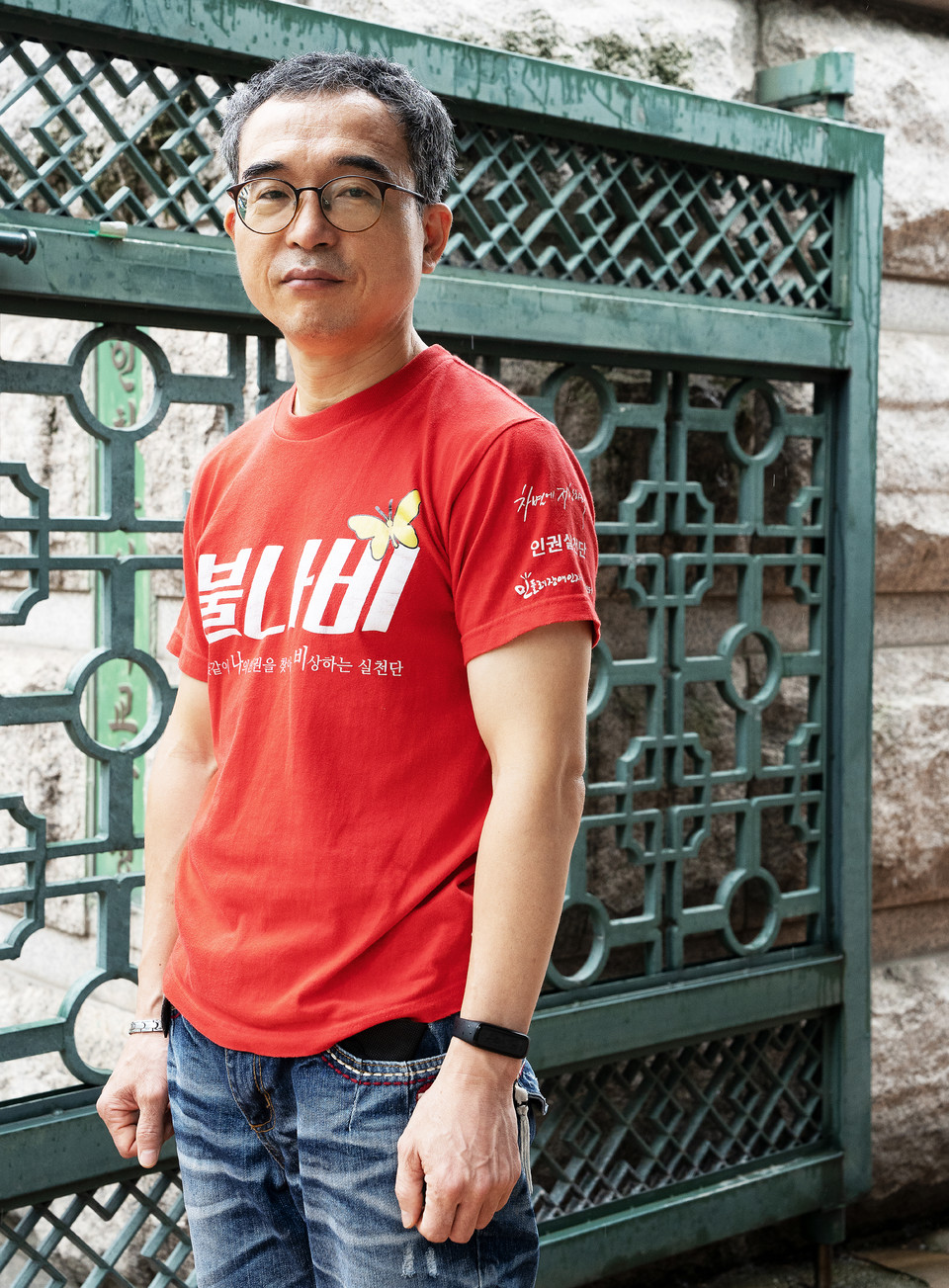 인천시교육청 정문 앞에 문상민 활동가가 서 있다. 민들레장애인야학을 만들 당시 야학 지원을 요구하며 인천시교육청 앞에서 천막을 쳤다가 다 뜯겨 내쫓긴 후, 인천문화예술회관 옆에 천막을 치고 ‘천막야학’을 운영했다. 사진 현다혜 