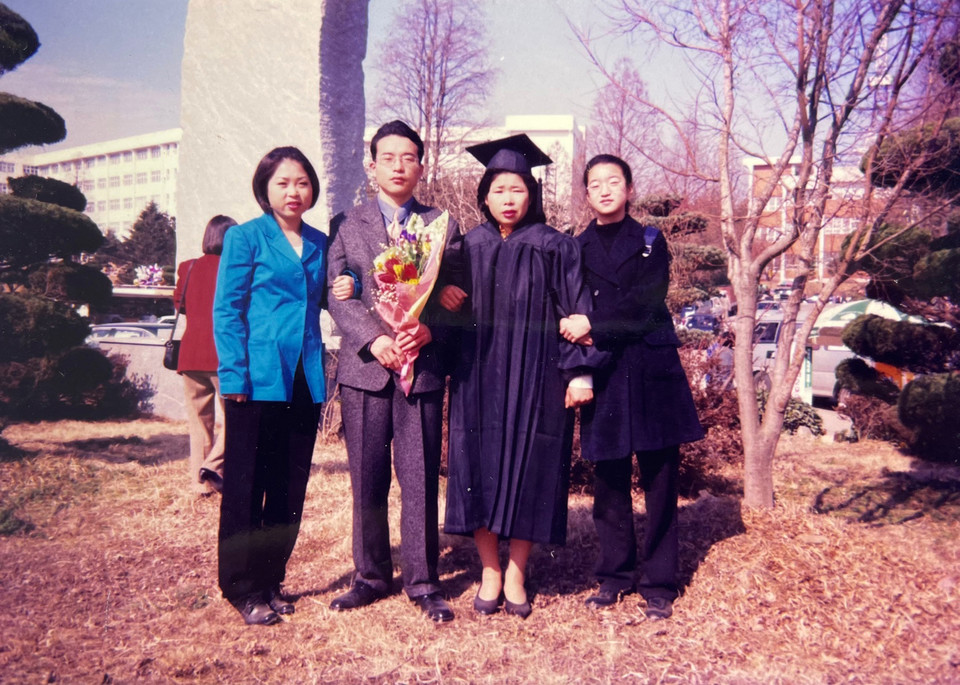 1995년 2월, 대학 졸업식에서 가족들과 함께. 왼쪽에서 두 번째 꽃다발을 들고 있는 남성이 문상민 활동가. 어머니가 아들의 학사모를 쓰고 있다. 사진 제공 문상민 